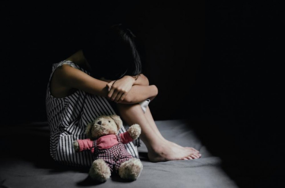 Copilă torturată fără milă de propria mamă. Fetiţa a fost biciuită şi opărită luni în şir, sub privirile fratelui ei